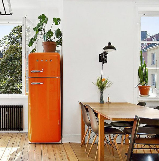 mobili arancioni colore pareti